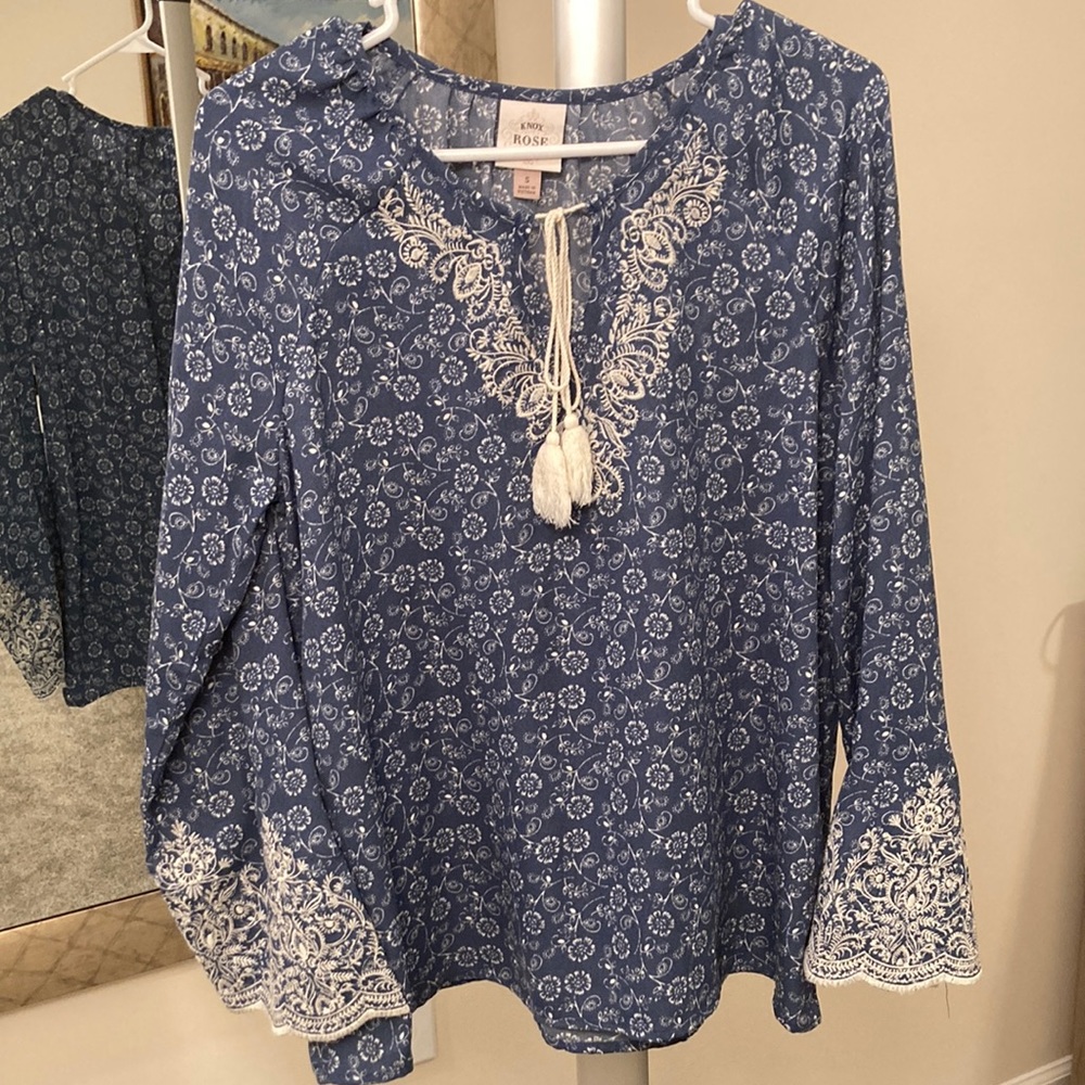 Knox Rose Floral Embroidery Tie Neck Blouse. EUC